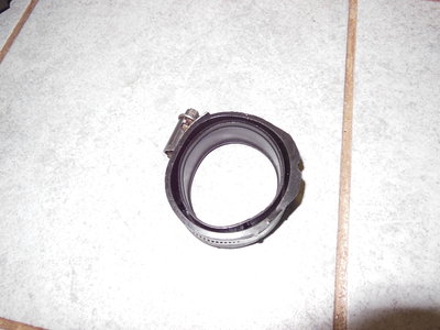 DSCN3223.JPG (3.15 Mio) Consulté 8273 fois La manchette assurant l'étanchéité et la fixation entre durite et échangeur