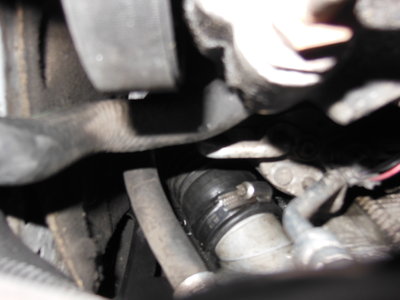 DSCN3234.JPG (3.18 Mio) Consulté 8273 fois L'ensemble durite + manchette reposé sur la pipe alu de l'échangeur