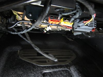 3 connettori sotto il sedile passeggero / 3 connecteur sous le siège passager