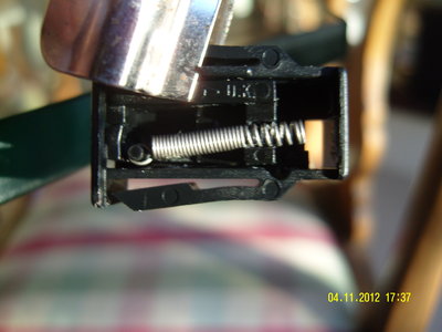 SN201387.JPG (1.01 Mio) Consulté 7435 fois le placement du ressort sur la cloison verticale et sa boucle accrochée