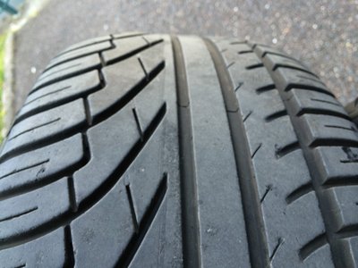 Les deux AV sont usées à 43% (Hauteur de gomme restante : 4 mm)