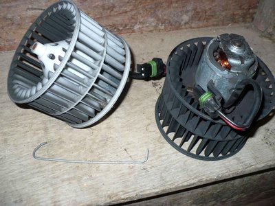 Les deux moto-ventilateur Espace 3 gauche (noir) et droit (blanc), le petit crochet maison pour les démonter.