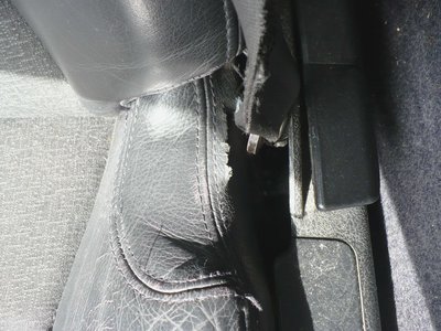 P1060212.JPG (583.32 Kio) Consulté 4070 fois Déchirure derrière l'attache de ceinture