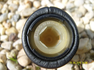 SN201893.JPG (1.15 Mio) Consulté 12698 fois rainures interdisant la rotation du pommeau une fois "cranté", et sa référence.