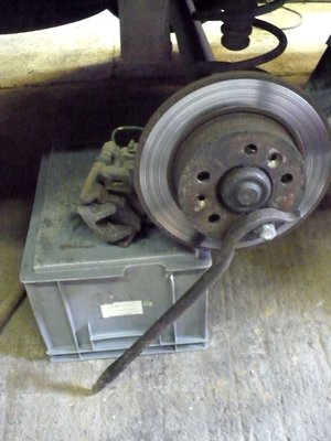 P1060644.JPG (682.39 Kio) Consulté 6149 fois Un goujon remonté et un démonte pneu pour bloquer la rotation.