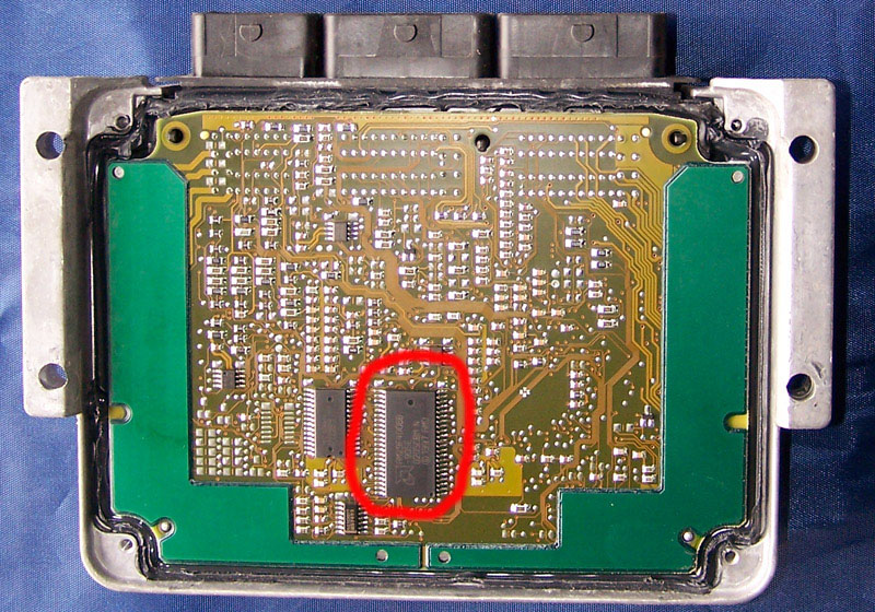 L'ECU partie recto avec l'EPROM à remplacer.