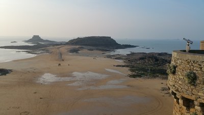 Vue sur l'île du petit Bé et l 'île du Grand Bé à marée basse