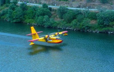 Y avait pas que nous qui faisions les clowns sur le Douro, un fada en Canadair faisait le plein toutes les 10mn!