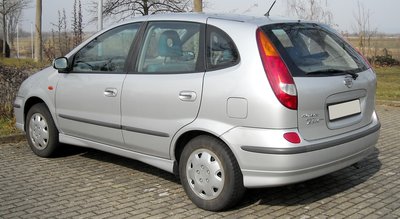 Nissan_Almera_Tino_rear_20090301.jpg