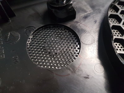 20181107_161959.jpg (4.63 Mio) Consulté 4448 fois Fraisage du cache pour dégager une ouverture au tweeter.