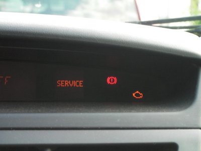 SANY0048.JPG (86.62 Kio) Consulté 6448 fois Dans la doc il dise que s'est le voyant de controle anti pollution et que si il est fixe s'est rien de grave mais que si il est clignotant il y a risque de destruction des catas