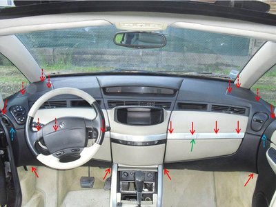 Démontage du tableau de bord : commencer par faire sauter (attention à pas l'abîmer) l'enjoliveur &quot;airbag&quot;, puis dévisser la vis de derrière (Torx 20), puis déclipser les baguettes alus (faire levier derrière avec un outil adapté) : seule celle de droite a une vis...<br />Déclipser les grilles HP.<br />Ensuite, faire tomber les dessous de tdb côté conducteur et passager (vis en rouge, Torx 20).<br />Puis défaire les vis des HP, et celles derrières les caoutchouc de ventilation qui font la liaison avec les portières...<br />Ensuite, enlever les &quot;tortues&quot; de commande de climatisation (écrous de 8) : attention de ne pas les faire tomber dans le trou de la carrosserie de l'aile, sinon coton à récupérer !!!