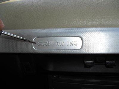 L'enjoliveur airbag : le prendre sur la droite... Attention, c'est du plastique, ça marque facilement avec le tournevis...