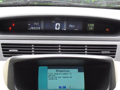 CIMG4449.jpg (142.54 Kio) Consulté 8039 fois Résultat après remontage... Je ne suis pas super satisfait : le papier blanc ne diffuse pas assez ; les leds achetées ne sont pas très puissantes, et ne diffusent pas un faisceau assez étalé... Et l'écran de droite est légèrement jaunâtre...