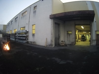 FILE0006.JPG (1.33 Mio) Consulté 8168 fois L'atelier vu de l'extérieur, avec la réserve de braises pour le barbecue !!!