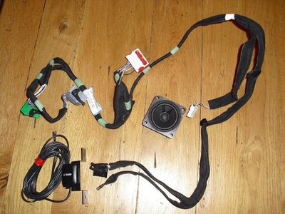 La partie gauche du câble (connecteurs vert et gris) se connecte au BOITIER INTERFACE ; le connecteur blanc et rouge et le rond argenté se connectent dans la console centrale, et sur le câble de l'antenne GPS ; le connecteur blanc va au HP sous la planche de bord côté passager ; enfin, le connecteur noir et argenté à l'extrémité droite du câble vont au lecteur CD RADIO NAV...