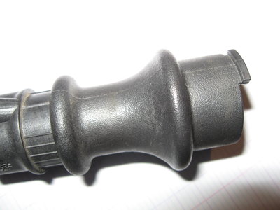 levier de vitesse 005.jpg (1.17 Mio) Consulté 13858 fois le ressort se trouve dans le trou prés de l'ergot.