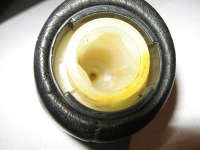 levier de vitesse 002.jpg (1.51 Mio) Consulté 13858 fois on voit le carré central interdisant la rotation et les deux trous pour les ergots