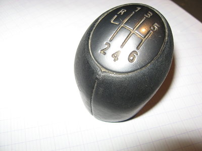 levier de vitesse 001.jpg (1.22 Mio) Consulté 12852 fois pommeau : trou pour ergot petit coté R <br />trou pour ergot grand coté 5/6