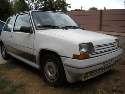 Marguerite (doux nom donné par la fille de l'ancien proprio), Renault Super 5 GT Turbo 1987 mais en moins bel état que sur la photo, elle attend patiemment une rénovation totale.