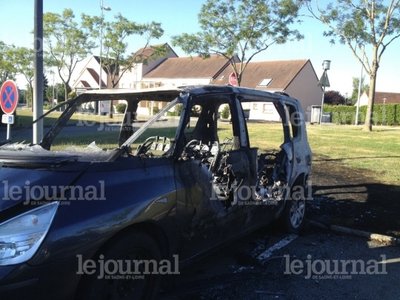 le-feu-a-entierement-detruit-la-renault-avantime1 .jpg