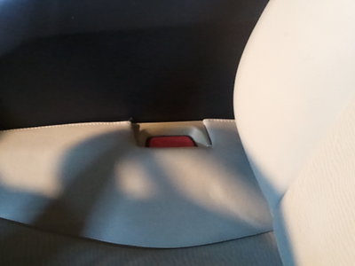 L'attache de ceinture est incluse dans le siège.