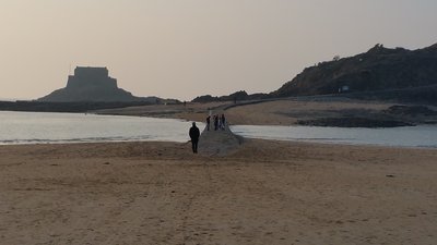 Sur la plage à marée basse