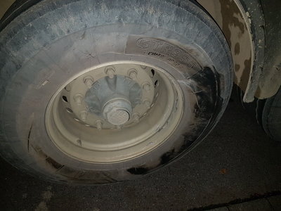 Le camion a proprement essuyé ses pneus ;)