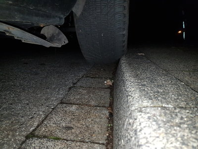 Le camion a tellement rien remarqué, qu'il a réussi a faire monter mémère sur le trottoir en se rabattant. J'ai peu pour la direction et le train avant qui a été comprimée entre le camion et le trottoir