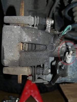 Etrier arrière.JPG (86.24 Kio) Consulté 8215 fois Extrémité du câble de frein à main et biellette sur étrier arrière