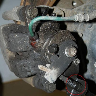 Etrier arrière (2).JPG (74.46 Kio) Consulté 8215 fois Soufflet d'étanchéité en cause